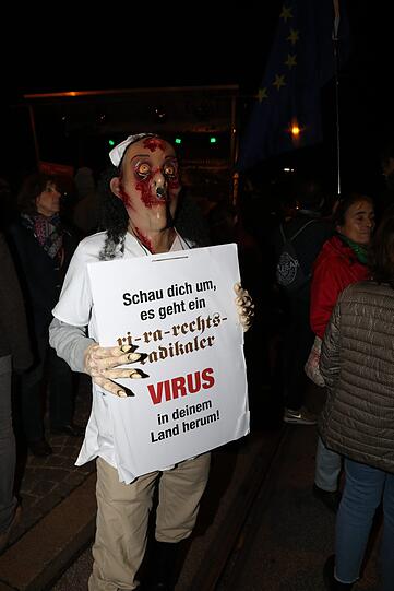 2.500 Personen sind laut Polizei zum Maximilianeum gekommen.