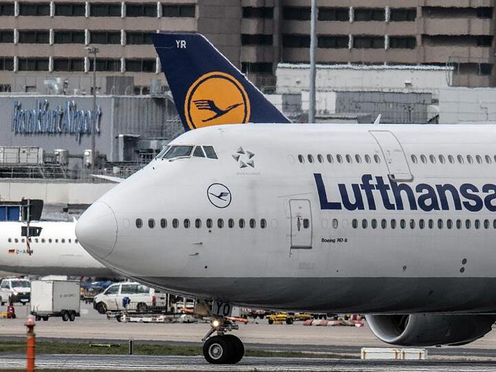 Eine Boeing 747 der Lufthansa rollt auf dem Flughafen Frankfurt zu ihrer Startposition.