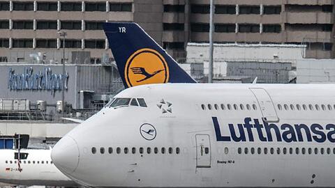 Eine Boeing 747 der Lufthansa rollt auf dem Flughafen Frankfurt zu ihrer Startposition.