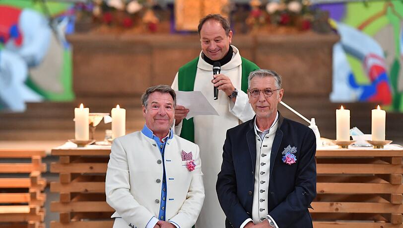 Tolles Paar: Patrick Lindner (l.) und Ehemann Peter. Dahinter Pfarrer Schießler.