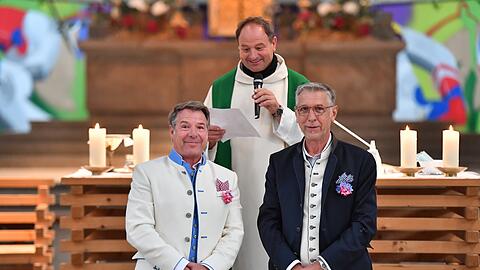 Tolles Paar: Patrick Lindner (l.) und Ehemann Peter. Dahinter Pfarrer Schießler.