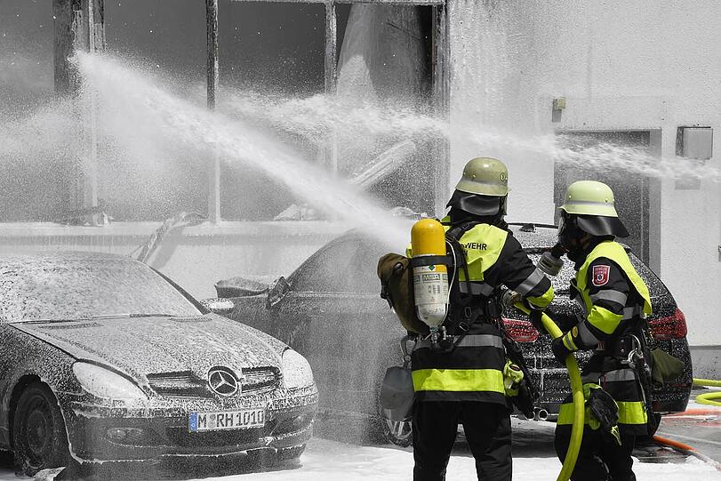 Die Halle stand komplett in Flammen. Einige davorstehende Autos sehen unbeschadet aus...