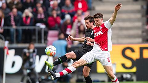Kölns Eric Martel (r) im Zweikampf mit dem Gladbacher Jonas Hofmann.