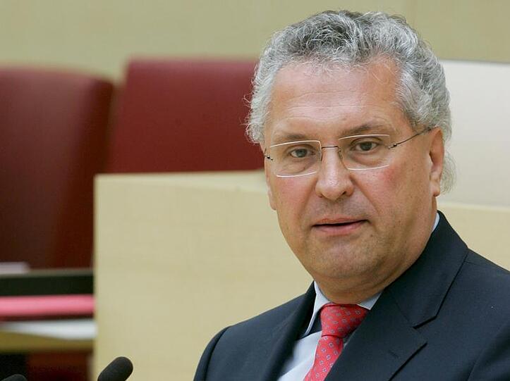 Fordert die Banken zu mehr Verbraucherschutz auf: Bayerns Innenminister Joachim Herrmann.