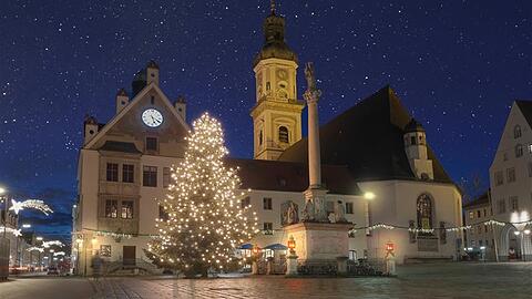 Hier kommen Sie freilich auch vorbei, in Freisings guter Stube mit Rathaus (l.), Mariensäule auf dem Stadtplatz und der Stadtpfarrkirche St. Georg.