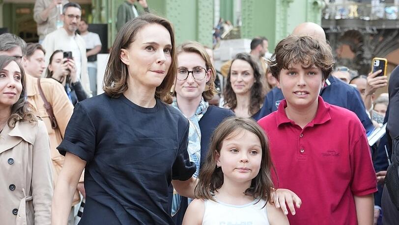 Natalie Portman zeigte sich überraschend in Paris mit ihren Kindern - Sohn Aleph und Tochter Amalia.