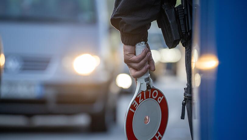 An der Grenze erzählen sie den Beamten von ihrem Einkauf. (Symbolbild) An der Grenze erzählen sie den Beamten von ihrem Einkauf. (Symbolbild)
