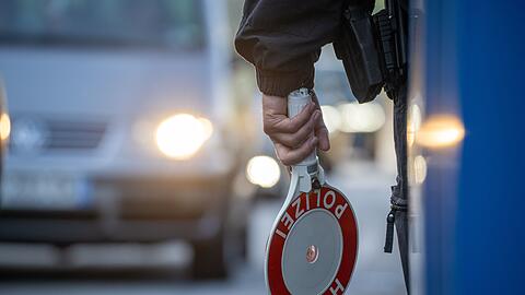 An der Grenze erzählen sie den Beamten von ihrem Einkauf. (Symbolbild)
