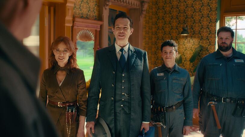 Willkommen zu Hause: In Visions Kopf wohnen die alten Marvel-KIs F.R.I.D.A.Y. (Orla Brady, links), wie J.A.R.V.I.S, (James D'Arcy, zweiter von links), U (Jonathan Sayer) und D.U.M.-E. (Henry Lewis, rechts). Willkommen zu Hause: In Visions Kopf wohnen die alten Marvel-KIs F.R.I.D.A.Y. (Orla Brady, links), wie J.A.R.V.I.S, (James D'Arcy, zweiter von links), U (Jonathan Sayer) und D.U.M.-E. (Henry Lewis, rechts).