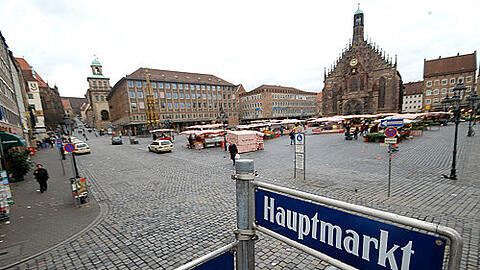 Links stehen die Taxis, Radler müssen schieben, Mülleimer sind Mangelware &ndash; der Hauptmarkt soll sein angekratztes Image loswerden, am Donnerstag tagt der Ausschuss.