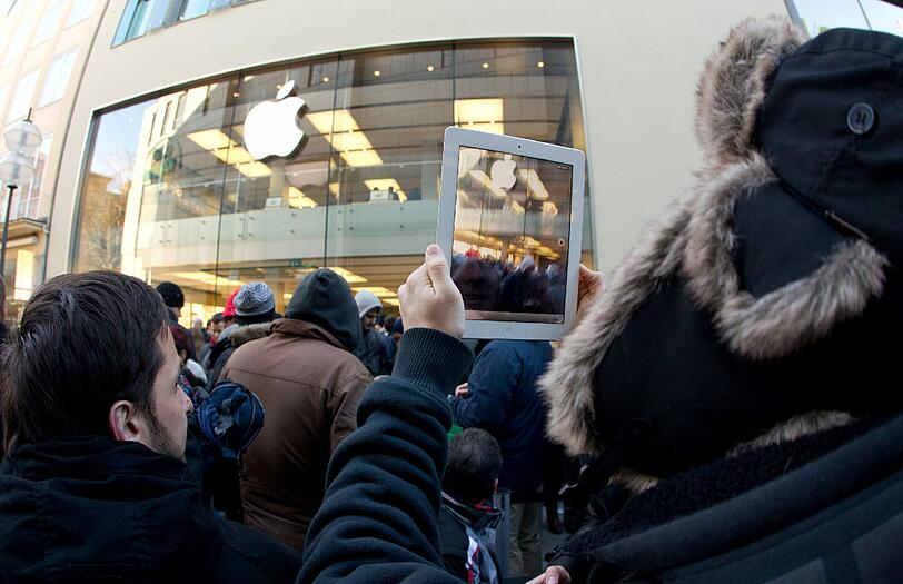 Rund 400 Menschen drängten am Morgen auf den Münchner Apple-Store, um ein neues iPad zu ergattern.