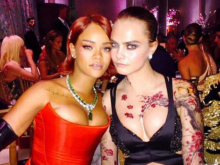 Topmodel Cara Delevingne und Rihanna (27) saßen an dem Abend nicht nur nebeneinander, sondern hatten wohl auch eine Wette am Laufen, wer das eindrucksvollste Dekolleté präsentieren konnte.
