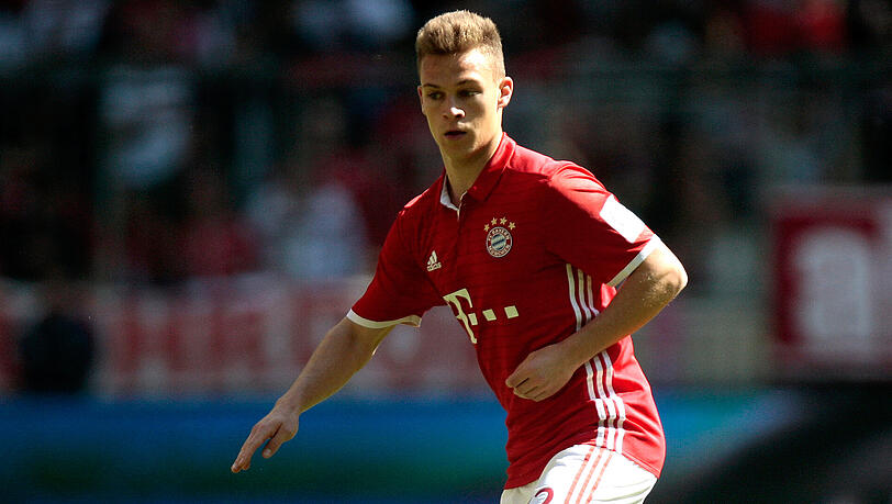 Joshua Kimmich spielt seit Sommer 2015 für den FC Bayern, sein Vertrag läuft bis 2020. Joshua Kimmich spielt seit Sommer 2015 für den FC Bayern, sein Vertrag läuft bis 2020.