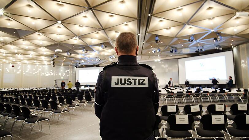 28.10.2017: Besichtigung des Verhandlungssaals für den bevorstehenden Loveparade Prozess. Der Prozess vor der 6. Großen Strafkammer des Duisburger Landgerichts findet im Düsseldorfer Congress Center (CCD-Ost) mit dem ersten Verhandlungstermin am 8. Dezember 2017 statt. 28.10.2017: Besichtigung des Verhandlungssaals für den bevorstehenden Loveparade Prozess. Der Prozess vor der 6. Großen Strafkammer des Duisburger Landgerichts findet im Düsseldorfer Congress Center (CCD-Ost) mit dem ersten Verhandlungstermin am 8. Dezember 2017 statt.