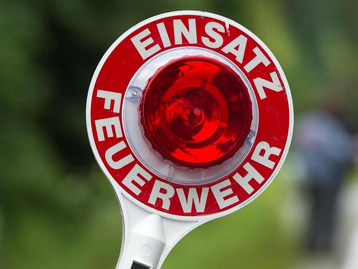 Eine Kelle mit der Aufschrift "Einsatz Feuerwehr". Foto: Armin Weigel/Archivbild