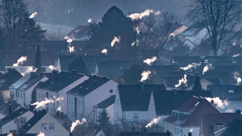 Schornsteine rauchen auf den Dächern der Häuser. Im Herbst sollen konkrete Maßnahmen und Gesetze für mehr Klimaschutz kommen.