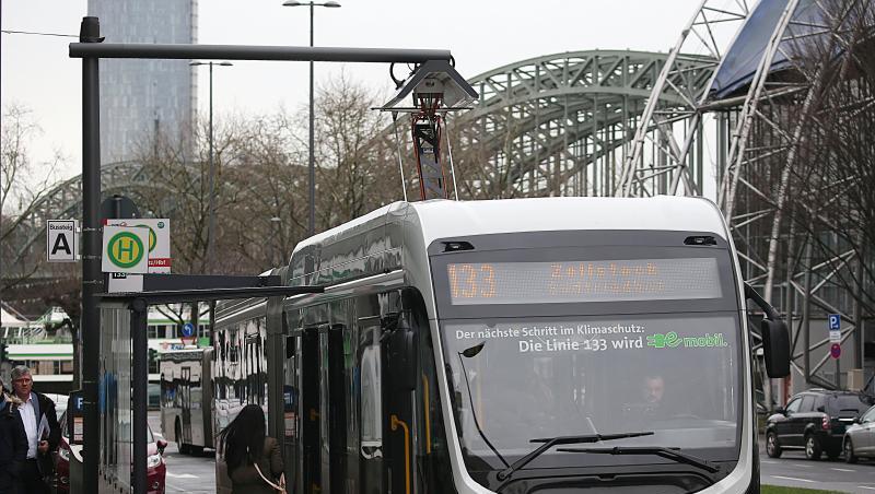 Ein Elektrobus der Kölner Verkehsbetriebe (KVB) wird an einer Haltestelle aufgeladen. Ein Elektrobus der Kölner Verkehsbetriebe (KVB) wird an einer Haltestelle aufgeladen.