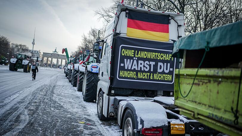 Ein LKW mit einem Transparent mit der Aufschrift „Ohne Landwirtschaft - wärst du - hungrig, nackig und nüchtern" steht vor dem Brandenburger Tor.