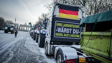 Ein LKW mit einem Transparent mit der Aufschrift „Ohne Landwirtschaft - wärst du - hungrig, nackig und nüchtern" steht vor dem Brandenburger Tor.