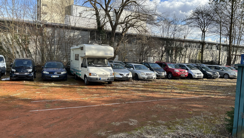 Feldmochinger Verwahrlosung: Vorbei ist der Boris-Becker-Boom lange. Auf dem Tennisplatz stehen Schrottautos, Gras wächst aus der roten Asche. Feldmochinger Verwahrlosung: Vorbei ist der Boris-Becker-Boom lange. Auf dem Tennisplatz stehen Schrottautos, Gras wächst aus der roten Asche.