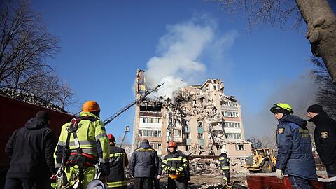 In den Trümmern des Wohnblocks in Ternopil werden immer noch Verschüttete vermutet.