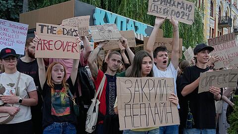 Die Demonstranten haben sich mit ihrer Forderung nach Abberufung von Armeechef Syrskij durchgesetzt.