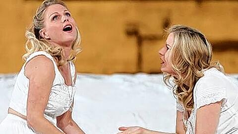 Schwestern, zum Verwechseln ähnlich: Miah Persson (Fiordiligi, links) mit Gabriele Scherer (Dorabella) im Nationaltheater.