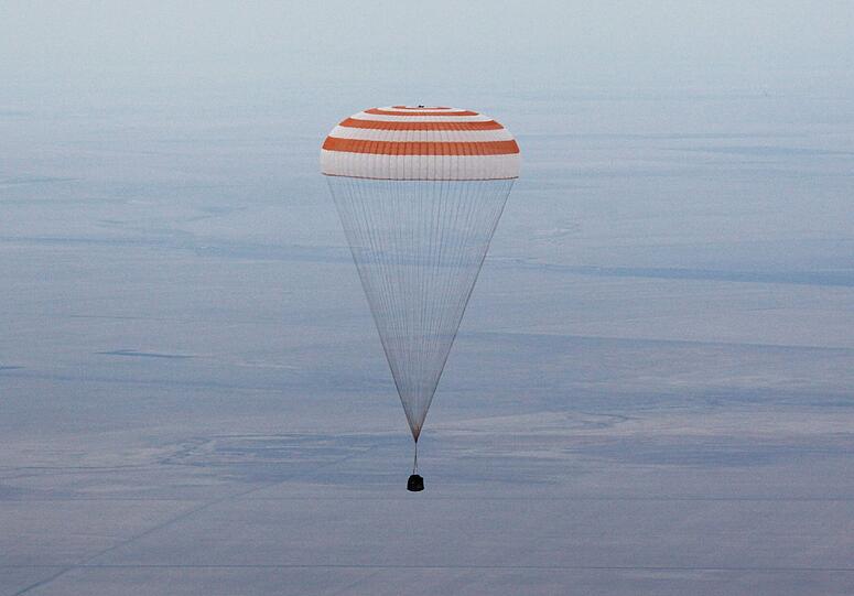 Die Landekapsel des Raumschiffes Sojus TMA-9, bei ihrer Landung in Kasachstan.