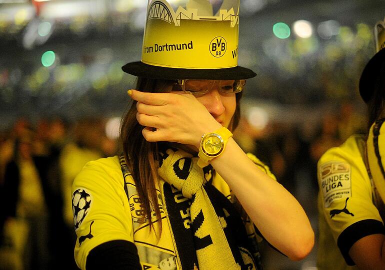 Traurig und niedergeschlagen: Die Fans des BVB sahen ein großartiges Spiel ihrer Mannschaft. Aber Arjen Robben machte in der 89. Minute mit dem Siegtreffer alle gelben Träume zunichte. Die Bilder von der Fanmeile in Dortmund.