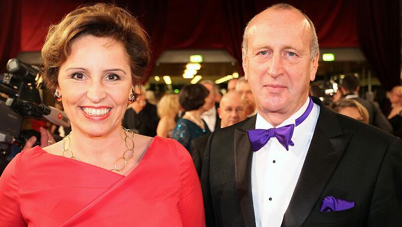 Modell-Autos für 30 000 Euro: Hubert Haderthauer mit seiner Frau, Bayerns Sozialministerin Christine Haderthauer. Modell-Autos für 30 000 Euro: Hubert Haderthauer mit seiner Frau, Bayerns Sozialministerin Christine Haderthauer.