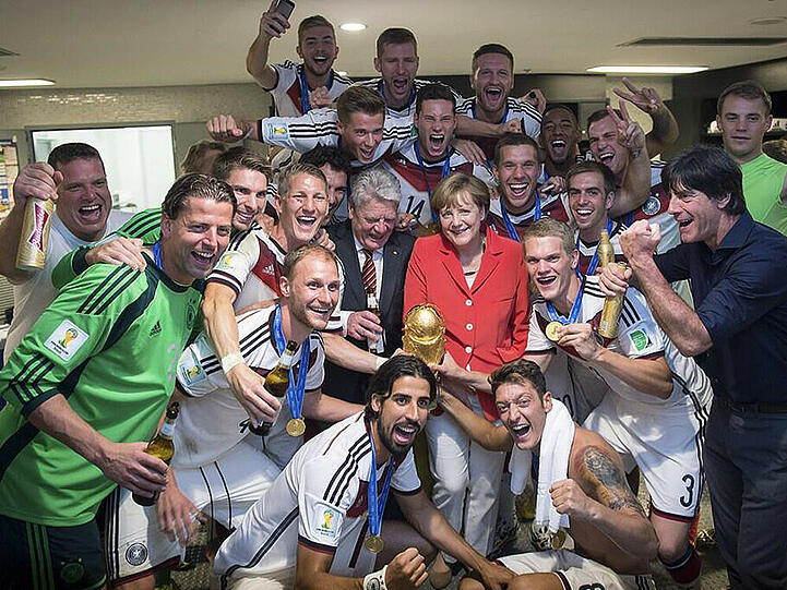Bundeskanzlerin Angela Merkel im Kreise der Nationalmannschaft