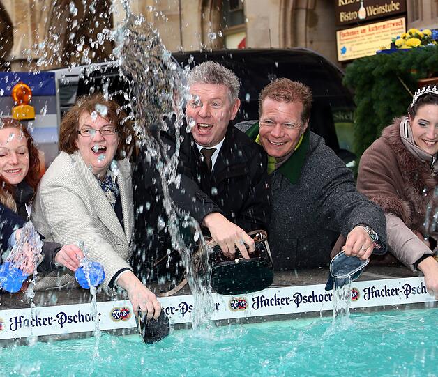 Dieter Reiter lässt's beim Geldbeutel-Waschen krachen: Die spritzigen Bilder...