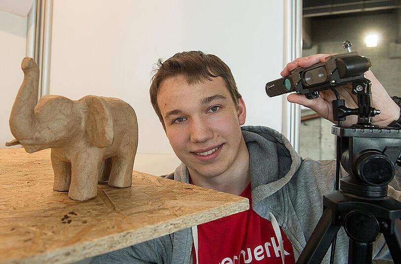 Der Sieger im Fachgebiet Mathematik/Informatik: Tobias Holl (16 Jahre) vom Otto-von-Taube-Gymnasium in Gauting, präsentiert seine Rekonstruktion von 3D-Modellen aus Bildern mit Tiefendaten.