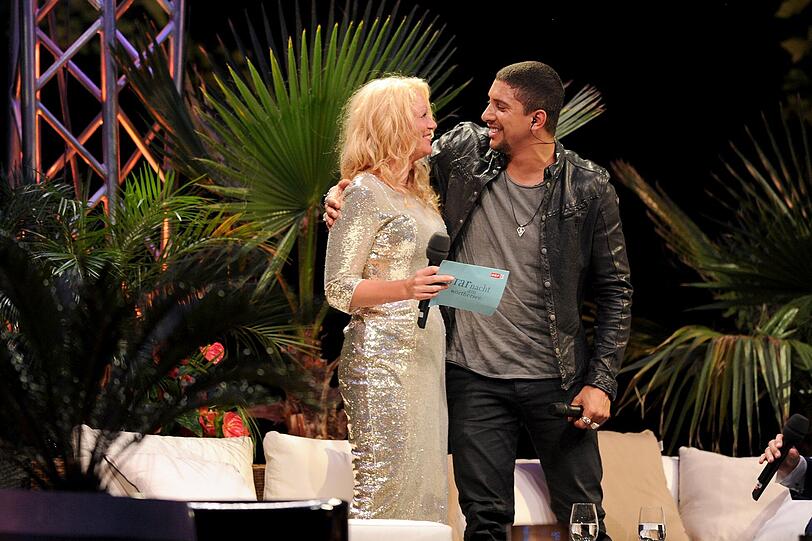 Moderatorin Barbara Schöneberger zusammen mit Sänger Andreas Bourani bei der "Starnacht am Wörthersee 2015" in der Starnacht Arena.