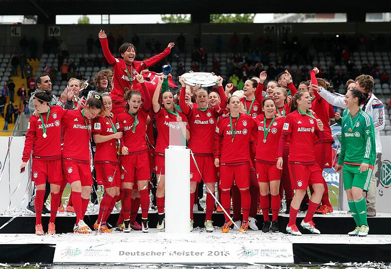 Ausgelassen feierten die Frauen des FC Bayern ihre Titelverteidigung im Grünwalder Stadion. Die Bilder!