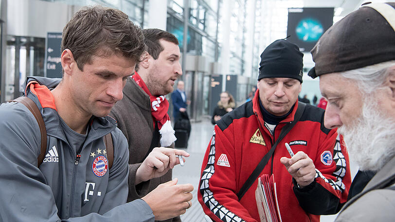 Der FC Bayern ist am Dienstagvormittag mit knapp einstündiger Verspätung in sein nicht unumstrittenes Trainingslager in Katar aufgebrochen. Nicht dabei ist Weltmeister Jerome Boateng, der sich im Dezember einer Operation im rechten Brustmuskel hatte unterziehen müssen.