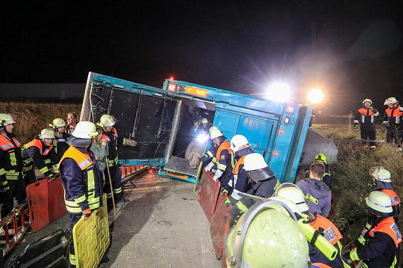 In Unterfranken kam es in der Nacht auf Dienstag zu einem schlimmen Unfall mit einem Viehtransporter - die Bilder.