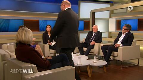 Hier läuft Martin Schulz wieder zurück in die "Anne Will"-Kulisse.