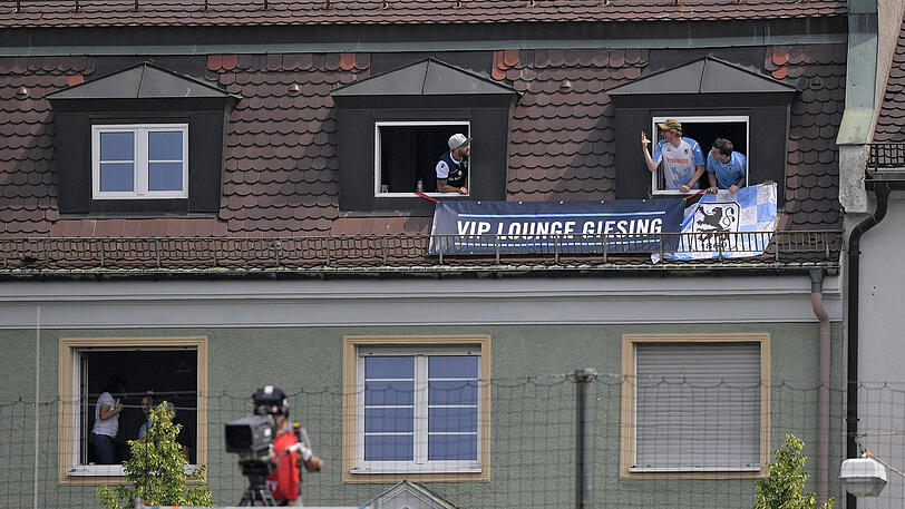 Beste Sicht aufs Grünwalder Stadion: die VIP Lounge Giesing hinter der Ostkurve.