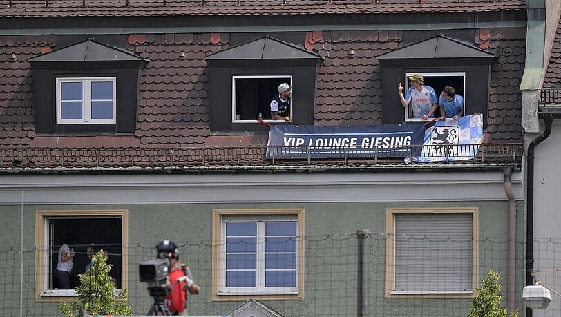 Beste Sicht aufs Grünwalder Stadion: die VIP Lounge Giesing hinter der Ostkurve. Beste Sicht aufs Grünwalder Stadion: die VIP Lounge Giesing hinter der Ostkurve.