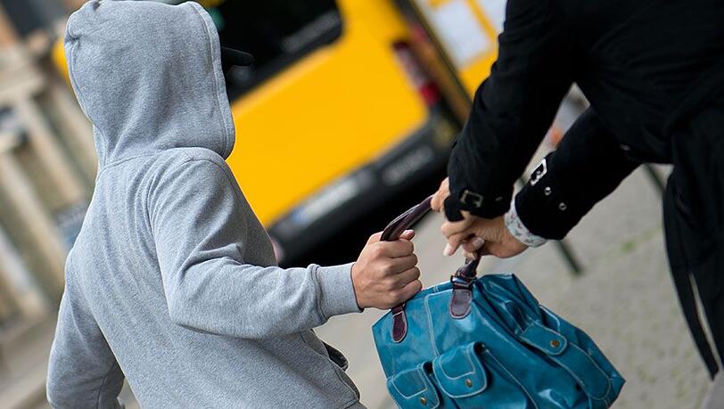 Einer Frau wurde in der Schützenstraße ihre Handtasche entrissen. Ein Asylbewerber stellte den Täter. (Symbolbild) Einer Frau wurde in der Schützenstraße ihre Handtasche entrissen. Ein Asylbewerber stellte den Täter. (Symbolbild)