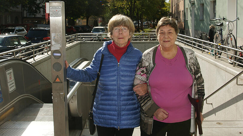 Margit Vilbig (links) und Helga Holzner an der Rolltreppe, die nach ihren Angaben sehr oft nicht richtig funktioniert.