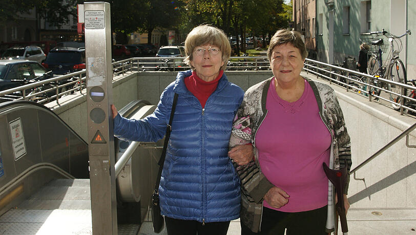 Margit Vilbig (links) und Helga Holzner an der Rolltreppe, die nach ihren Angaben sehr oft nicht richtig funktioniert.