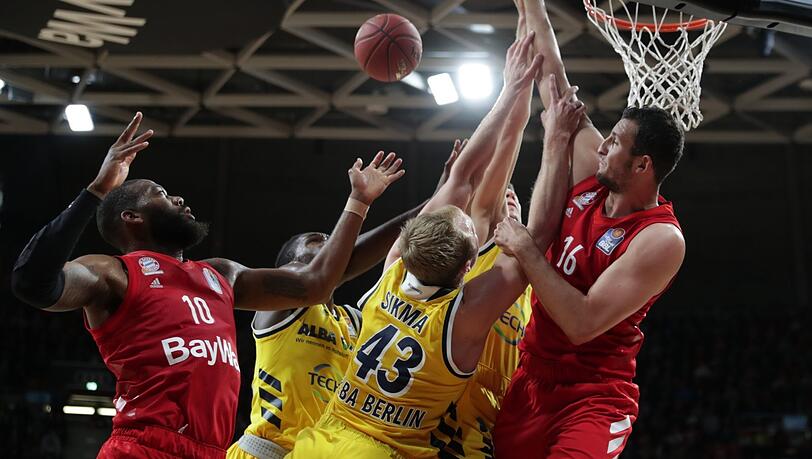 Mittendrin im und stets umkämpften Duell der Bayern mit Erzrivale Alba Berlin: Paul Zipser (r.)