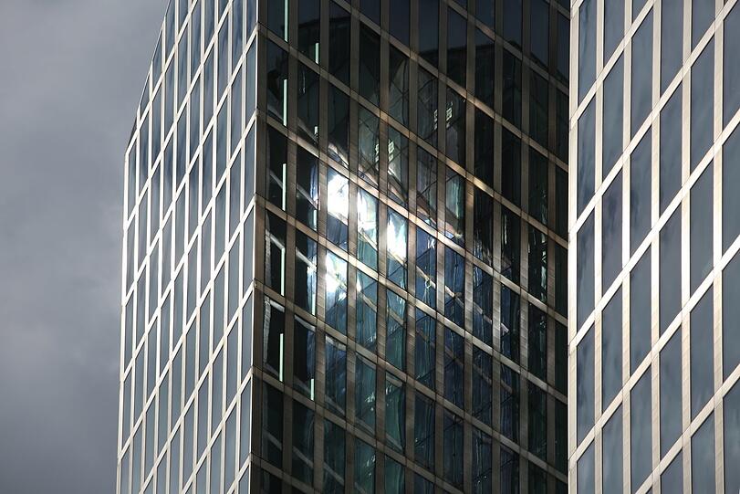 Lichtspiele: Sonne und Wolken spiegeln sich im Highlight Tower.