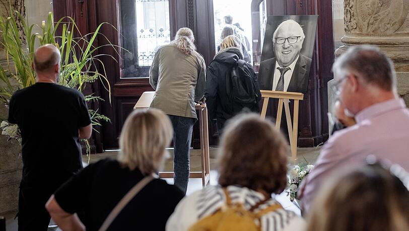 Hamburger tragen sich im Rathaus in ein Kondolenzbuch für Uwe Seeler ein.