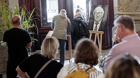Hamburger tragen sich im Rathaus in ein Kondolenzbuch für Uwe Seeler ein.