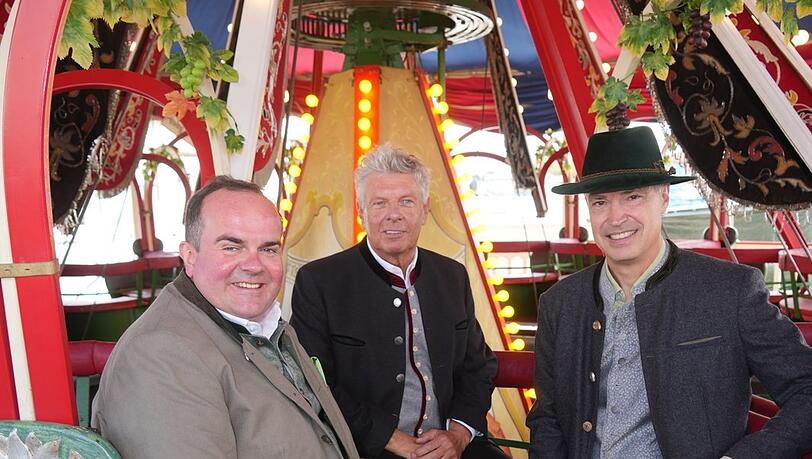 V.l.: Clemens Baumgärtner und Dieter Reiter mit Matthias Niederländer in der l Krinoline. V.l.: Clemens Baumgärtner und Dieter Reiter mit Matthias Niederländer in der l Krinoline.