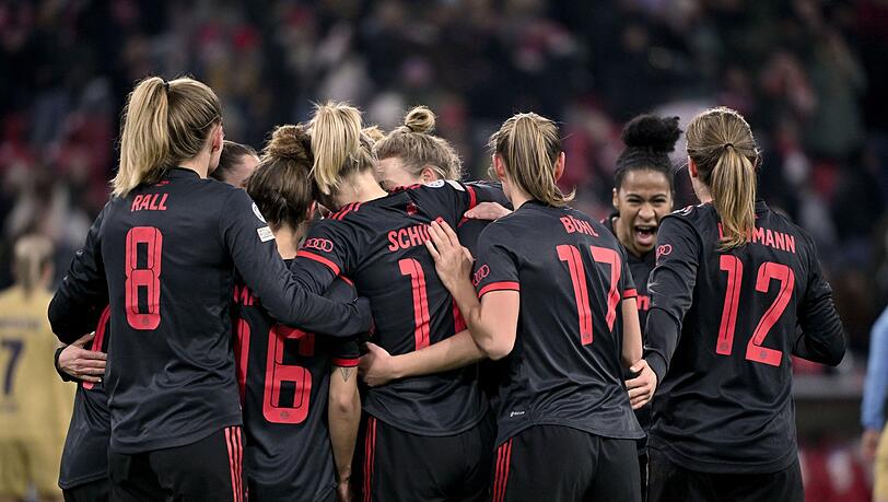 Die Spielerinnen vom FC Bayern München jubeln nach ihrem 3:0 Treffer durch Lea Schueller .