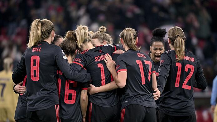 Die Spielerinnen vom FC Bayern München jubeln nach ihrem 3:0 Treffer durch Lea Schueller .